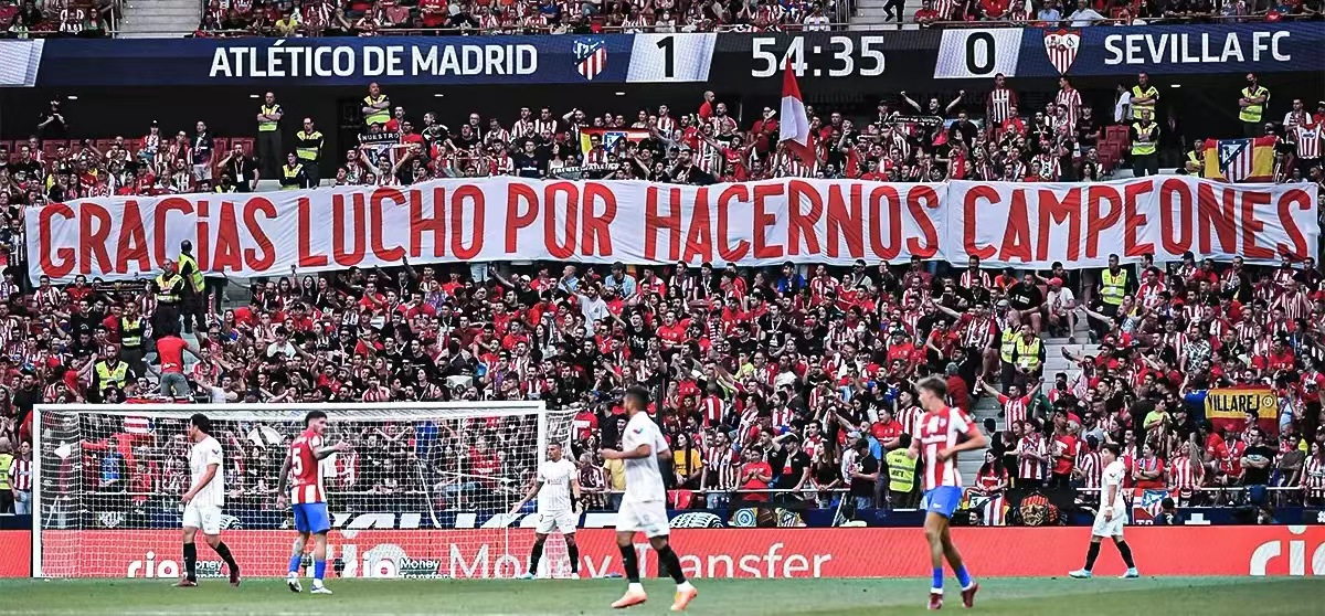 马竞球迷打出横幅告别苏牙