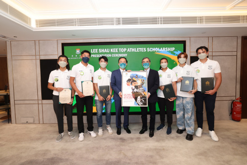 祥杰（右一）获颁香港大学李兆基顶尖运动员奖学金