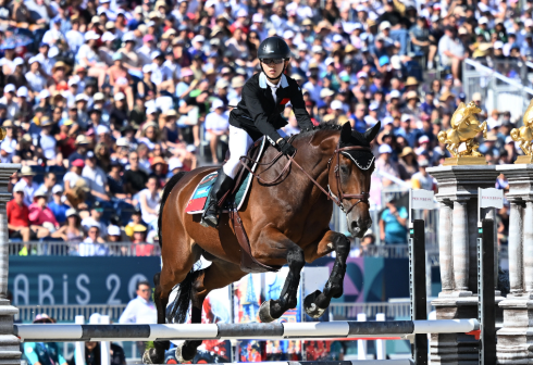 中国选手张明煜在马术场地障碍赛中