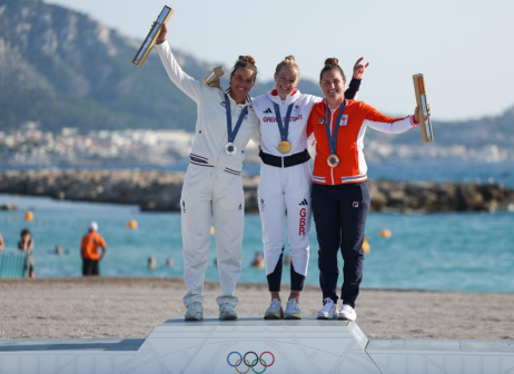 亚军法国选手诺洛（右）在颁奖仪式上