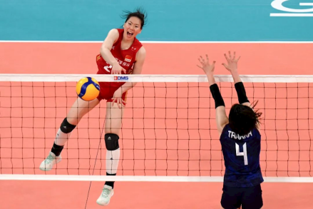 2022年女排亚洲杯，周页彤（左）在比赛中扣球