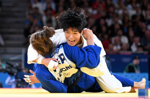 中国选手马振昭（上）和德国选手安娜-玛利亚·瓦格纳在比赛中