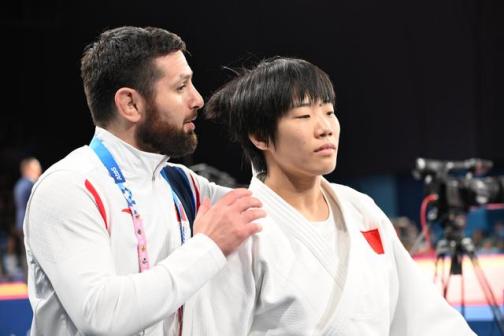 郭宗英（右）在比赛前