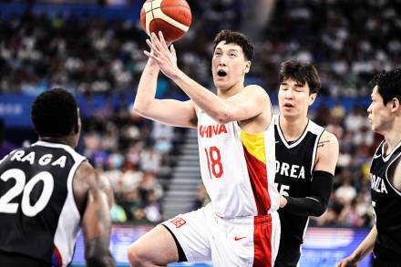 中国男篮杭州亚运会1/4决赛杜润旺在比赛中 