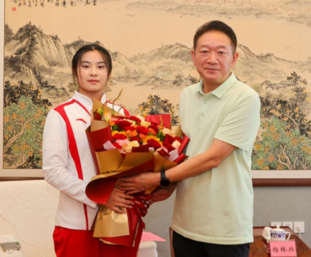 邓雅文（左）和市领导