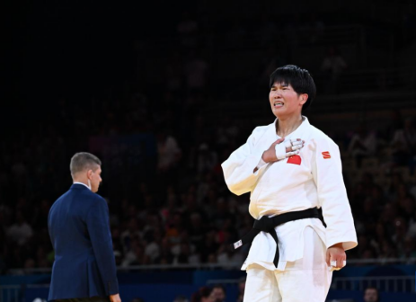 中国选手马振昭（右）庆祝比赛获胜