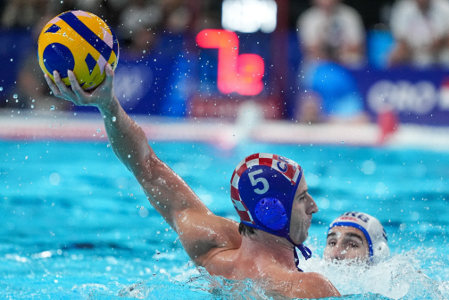 克罗地亚队球员马罗·约科维奇在比赛中进攻