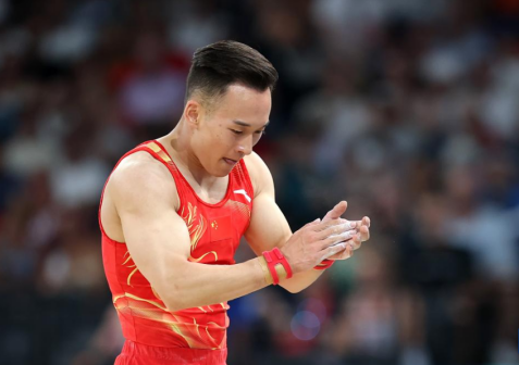 中国队选手肖若腾在自由操比赛后
