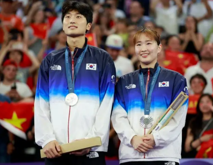 8月2日，韩国组合金元昊（左）/郑娜银在颁奖仪式上