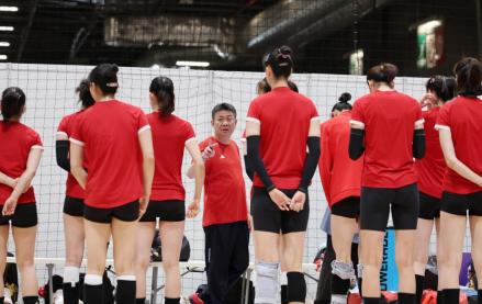 中国女排主教练蔡斌（中）在巴黎奥运会训练中指导队员