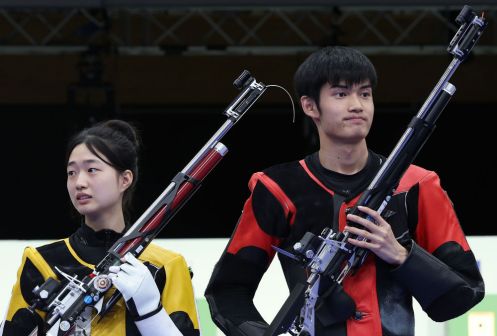 中国选手黄雨婷/盛李豪（右）在比赛后