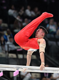 中国选手肖若腾在双杠比赛中