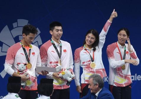 （左2）闫子贝和队友们获奖