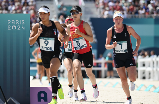 中国选手张明煜（右二）在激光跑比赛中