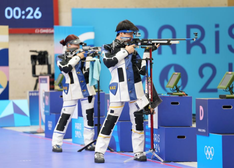 哈萨克斯坦选手亚历山德拉·蕾/伊斯兰·萨特帕耶夫（前）在比赛