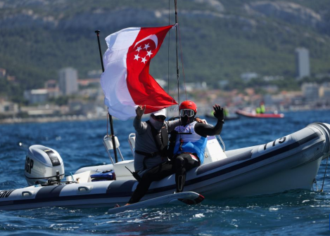 新加坡选手马埃德尔（右）在决赛第三轮后