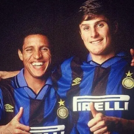 1995年，加盟国际米兰的萨内蒂与卡洛斯