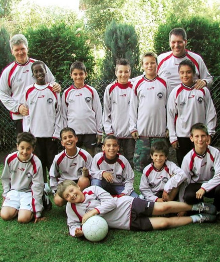 在沃尔多夫E级青年队的聚勒（右一）