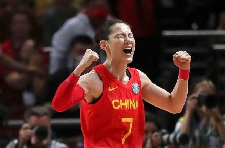 2022年女篮世界杯，杨力维和中国女篮拿下亚军。
