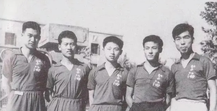 上海队徐寅生（中）