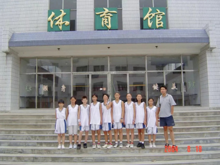 （左三）金维娜