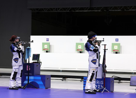 哈萨克斯坦选手亚历山德拉·蕾/伊斯兰·萨特帕耶夫（右）在比赛