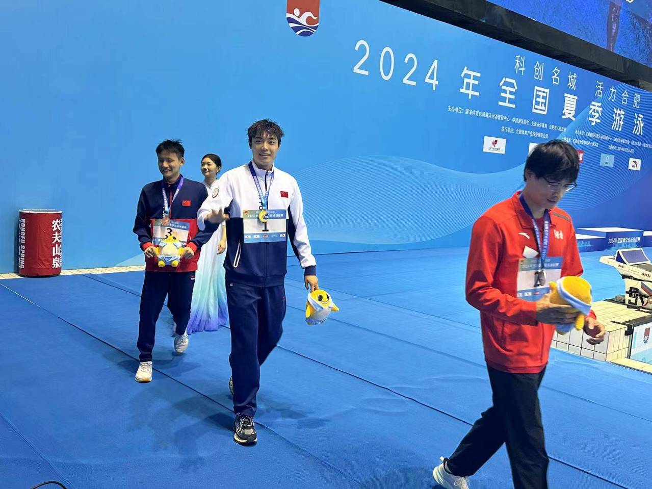 2024年全国夏季游泳王谷开来（右二）