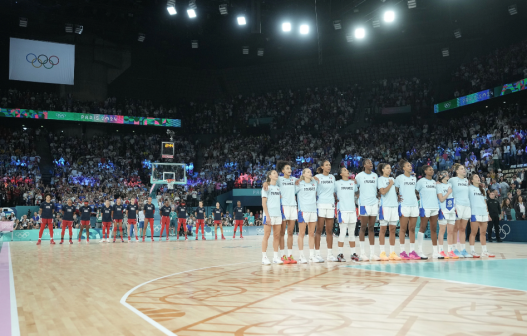 法国队（前）和美国队在比赛前