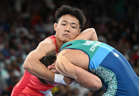 日本选手高谷大地（左）与乌兹别克斯坦选手贾马洛夫在比赛中