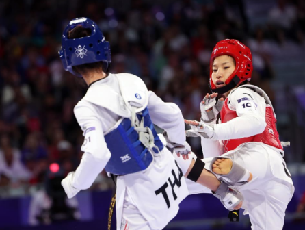 郭清（右）和巴尼巴·翁巴达那吉在比赛中