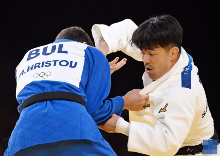 7月29日，桥本壮市（右）与保加利亚选手赫里斯托夫在比赛中 