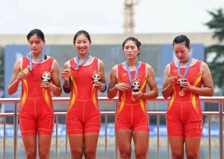 第31届大运会，徐星叶（右一）获女子四人单桨金牌