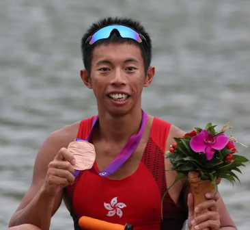 赵显臻展示所获亚运铜牌