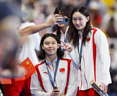 中国队选手杨浚瑄（下）与李冰洁（右）在颁奖仪式后