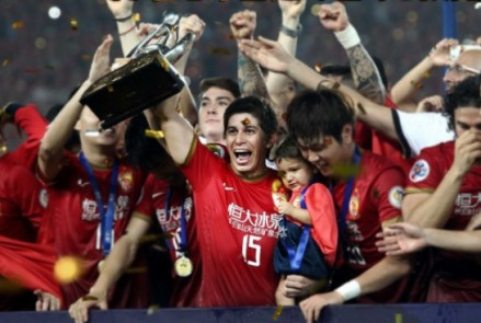 高举亚冠联赛冠军奖杯2013赛季