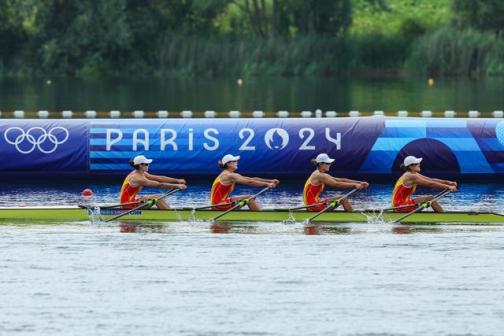 中国组合陈云霞、张灵、吕扬、崔晓桐（从左至右）在比赛中