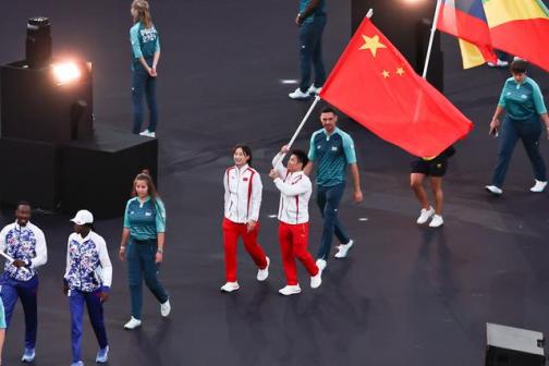 欧紫霞闭幕式旗手（白衣服左）