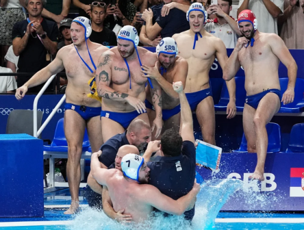 塞尔维亚队庆祝夺冠