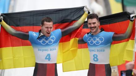 阿克塞尔·容克（右）在北京冬奥会比赛后庆祝 