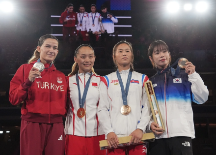 朝鲜选手方哲美（右二）在颁奖仪式上