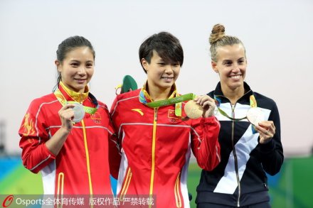 里约奥运领奖台，何姿（左）与施廷懋