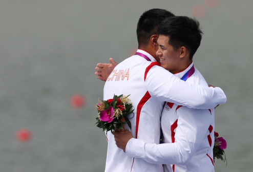 卜廷凯（左）/王丛康在颁奖仪式上拥抱