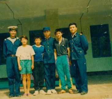 幼时的伏明霞（左二）与熊倪（右二）等人
