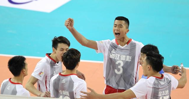张景胤和队友庆祝得分