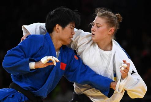 马振昭（左）与利特维年科在比赛中