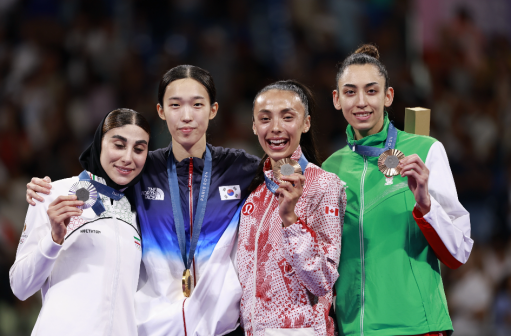 季军保加利亚选手基米娅（右一）在颁奖仪式上