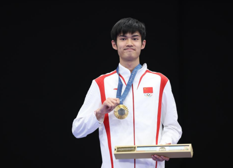 冠军中国选手盛李豪在颁奖仪式上