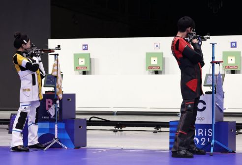 黄雨婷（左）/盛李豪在决赛中