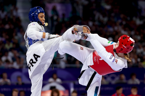 法国选手劳琳（右）与乌兹别克斯坦选手奥西波娃在比赛中