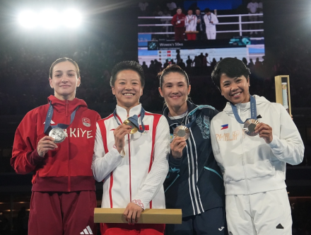8月9日，菲律宾选手比列加斯（右一）在颁奖仪式上